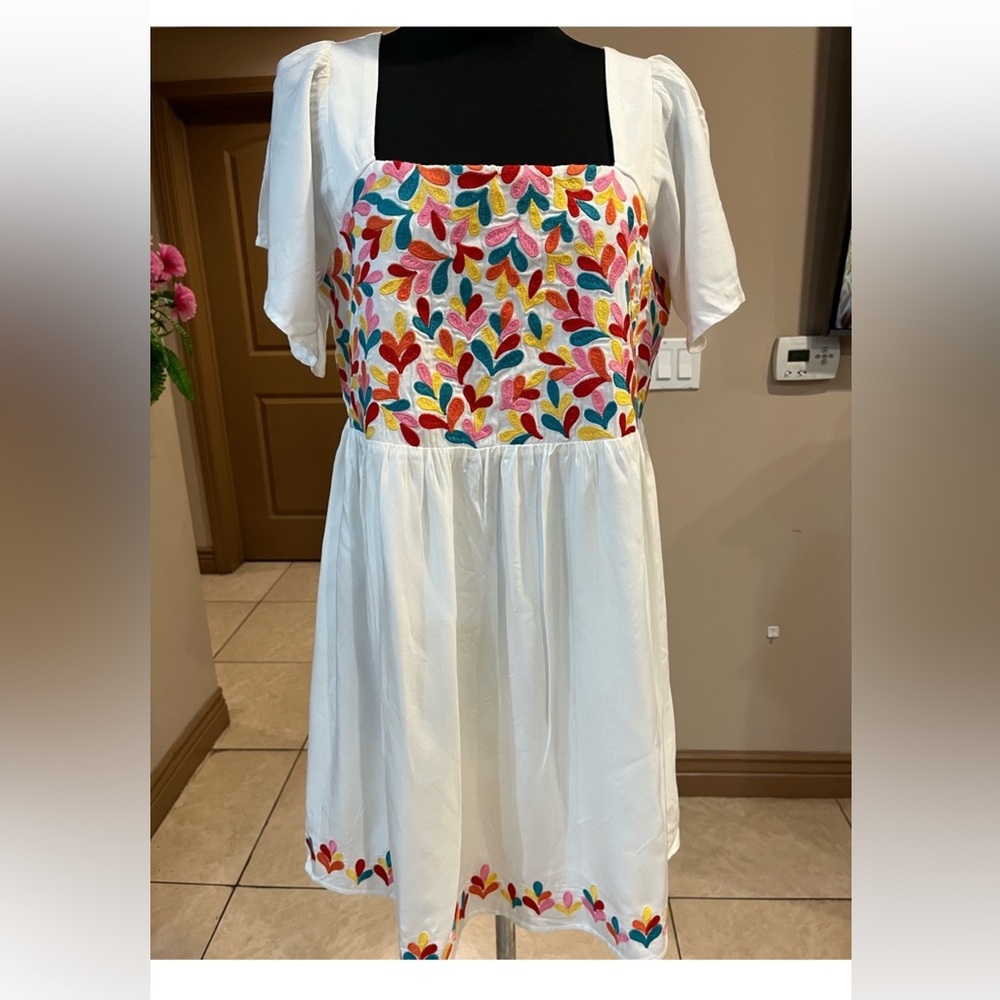 Savanna Jane lined dress with Colorful Embroidered Bodice. Size Small. Oversized